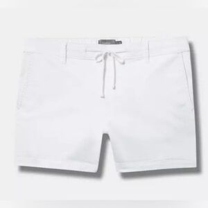 TORRID 3.5" WEEKEND MID-RISE SHORT. SIZE 3 = 3X. WHITE.